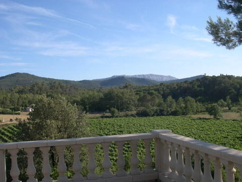 Vue sur la Sainte Baume depuis la terrasse de la piscine